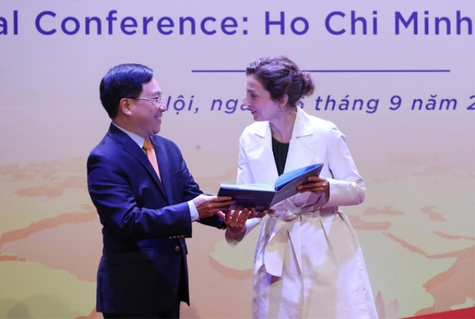 Phó Thủ tướng Thường trực Phạm Bình Minh trao tặng sách cho Tổng Giám đốc UNESCO Audrey Azoulay.