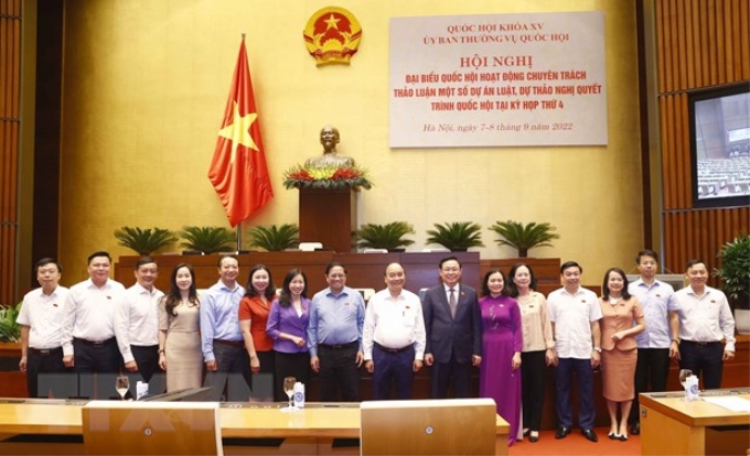 Chủ tịch nước Nguyễn Xuân Phúc, Thủ tướng Phạm Minh Chính, Chủ tịch Quốc hội Vương Đình Huệ với đại biểu dự hội nghị. (Ảnh: Doãn Tấn/TTXVN)