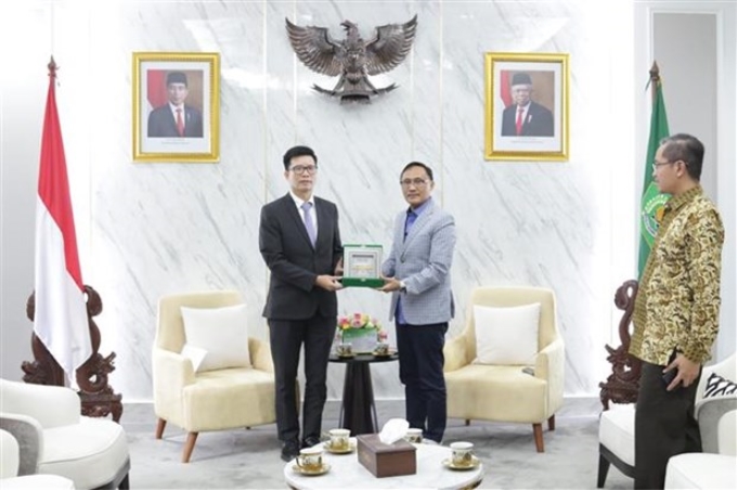 Thay mặt Bộ Tôn giáo Indonesia, Giám đốc Cơ quan Đảm bảo Sản phẩm Halal Muhammad Aqil Irham trao quà lưu niệm cho Đoàn đại biểu Ban Tôn giáo Chính phủ. (Ảnh: Hữu Chiến/TTXVN)