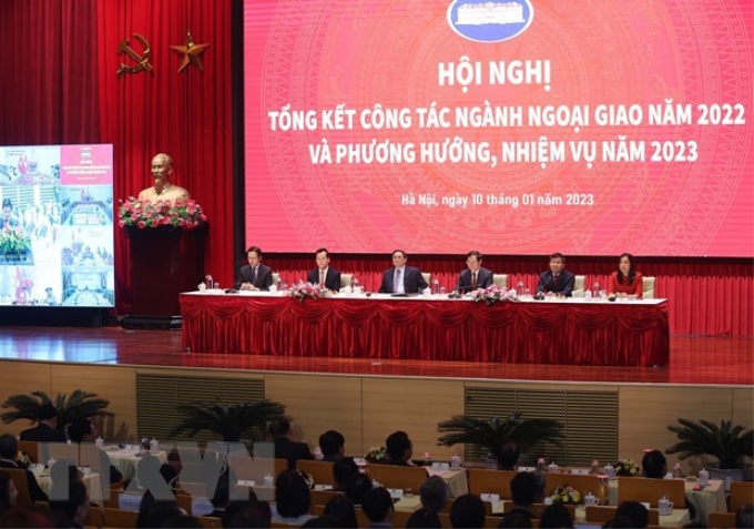 Thủ tướng Phạm Minh Chính và Bộ trưởng Bộ ngoại giao Bùi Thanh Sơn cùng các Thứ trưởng Bộ Ngoại giao chủ trì hội nghị. (Ảnh: TTXVN)