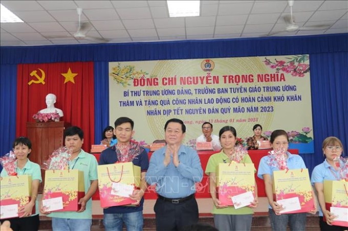 Trưởng Ban Tuyên giáo Trung ương Nguyễn Trọng Nghĩa tặng quà công nhân lao động huyện Châu Thành.
