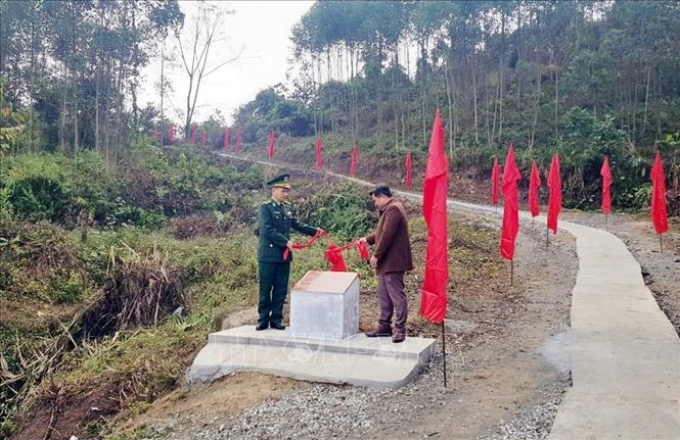 Đại diện lãnh đạo chính quyền và Đồn Biên phòng Pò Mã cắt băng khánh thành đường lên các cột mốc.