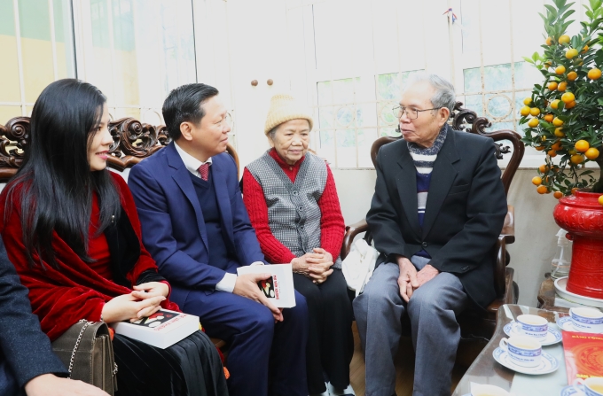 Đồng chí Trần Thanh Lâm, Phó Trưởng ban Tuyên giáo Trung ương thăm hỏi, chúc sức khỏe nhà văn Ma Văn Kháng. (Ảnh: TA)