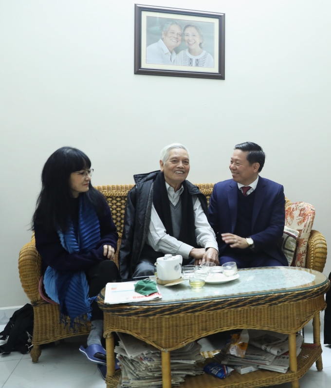 Đồng chí Trần Thanh Lâm, Phó Trưởng ban Tuyên giáo Trung ương thăm hỏi, chúc sức khỏe nhạc sỹ Doãn Nho cùng gia đình nhân dịp Tết Nguyên Đán Quý Mão 2023. (Ảnh: TA)