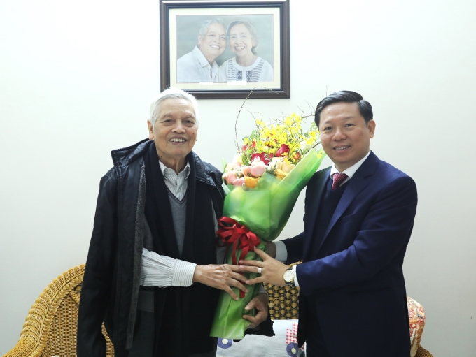 Đồng chí Trần Thanh Lâm, Phó Trưởng ban Tuyên giáo Trung ương thăm hỏi, tặng hoa chúc mừng nhạc sỹ Doãn Nho. (Ảnh: TA)