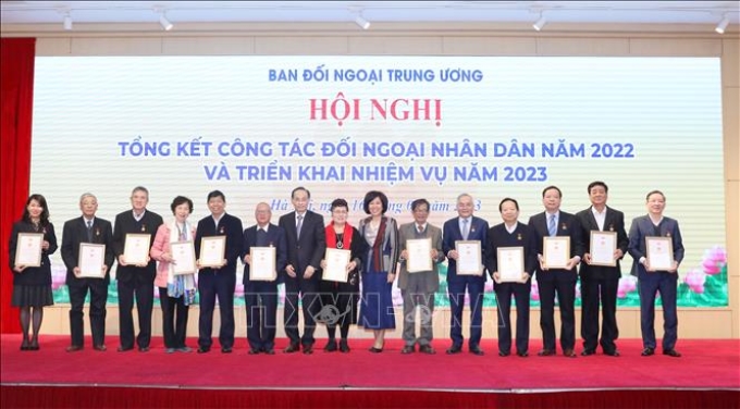 Cá nhân có thành tích xuất sắc nhận Kỷ niệm chương của Ban Đối ngoại Trung ương. Ảnh: Phương Hoa/TTXVN