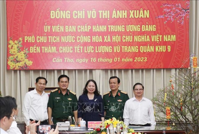 Phó Chủ tịch nước Võ Thị Ánh Xuân chụp ảnh lưu niệm với lãnh đạo Bộ Tư lệnh Quân khu 9 và lãnh đạo thành phố Cần Thơ. Ảnh: Ngọc Thiện/TTXVN