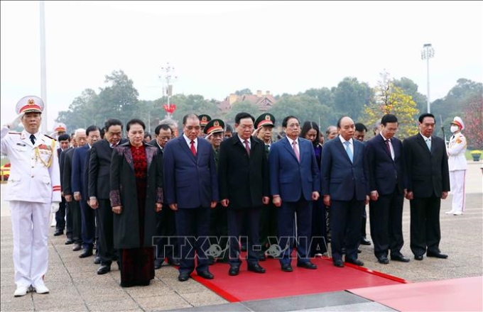 Các đồng chí lãnh đạo, nguyên lãnh đạo Đảng, Nhà nước và Mặt trận Tổ quốc Việt Nam vào Lăng viếng Chủ tịch Hồ Chí Minh.