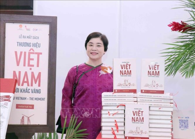 Bà Trần Tuệ Tri, kiều bào Singapore bên cuốn sách viết đầu tiên về thương hiệu quốc gia dưới góc nhìn thực tế từ Việt Nam.