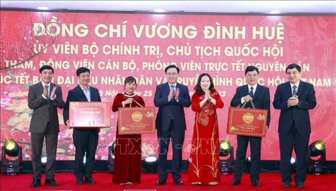 Chủ tịch Quốc hội Vương Đình Huệ tặng quà Báo Đại biểu nhân dân và Truyền hình Quốc hội Việt Nam. Ảnh: Doãn Tấn/TTXVN