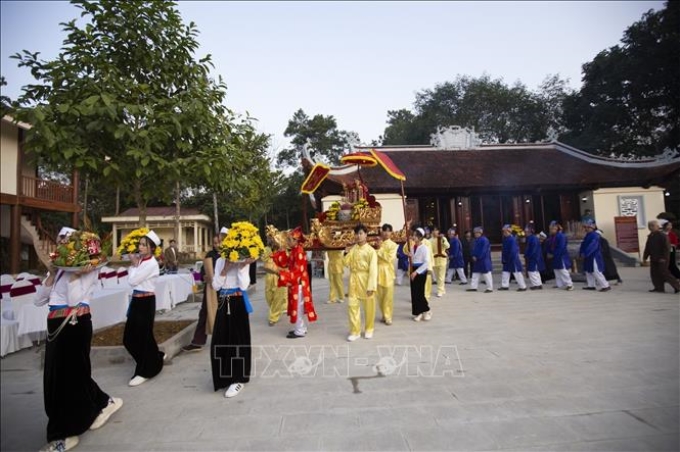 Nghi thức rước kiệu tại miếu thờ xóm Lũy, xã Phong Phú, nơi gắn liền với truyền thuyết về Quốc Mẫu Hoàng Bà và Tam vị Tản Viên Sơn Thánh. Ảnh: Trọng Đạt/TTXVN