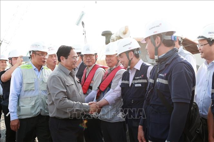 Thủ tướng Phạm Minh Chính với kỹ sư, công nhân thi công cầu Nhơn Trạch. Ảnh: Dương Giang/TTXVN