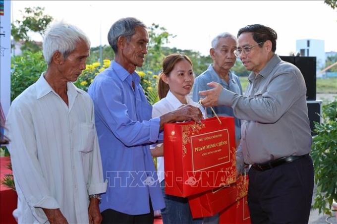 Thủ tướng Phạm Minh Chính tặng quà cho nhân dân Khu tái định cư Long Bửu, quận Thủ Đức. Ảnh: Dương Giang/TTXVN