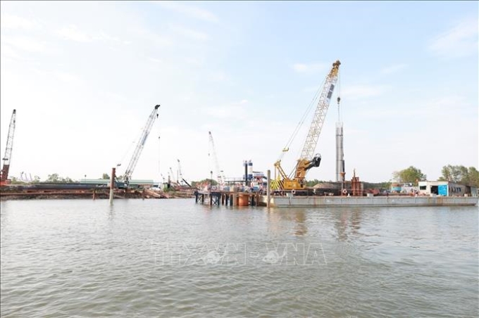 Dự án cầu Nhơn Trạch đang triển khai thi công trên sông Đồng Nai. Ảnh: Dương Giang/TTXVN