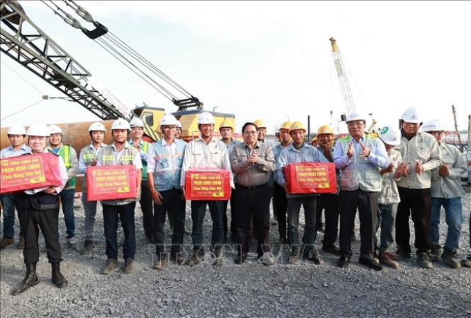 Thủ tướng Phạm Minh Chính tặng quà cho kỹ sư, công nhân thi công cầu Nhơn Trạch. Ảnh: Dương Giang/TTXVN