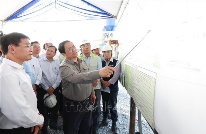 Thủ tướng Phạm Minh Chính kiểm tra tiến độ xây dựng cầu Nhơn Trạch. Ảnh: Dương Giang/TTXVN