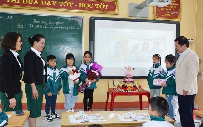 Lãnh đạo Sở Giáo dục và Đào tạo tỉnh kiểm tra tiết trải nghiệm “Nói lời yêu thương” tại Trường tiểu học Nguyễn Trãi (thành phố Yên Bái).