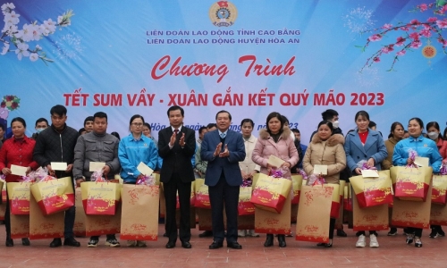Lãnh đạo Ban Tuyên giáo Trung ương thăm, tặng quà Tết tại huyện Hoà An, tỉnh Cao Bằng