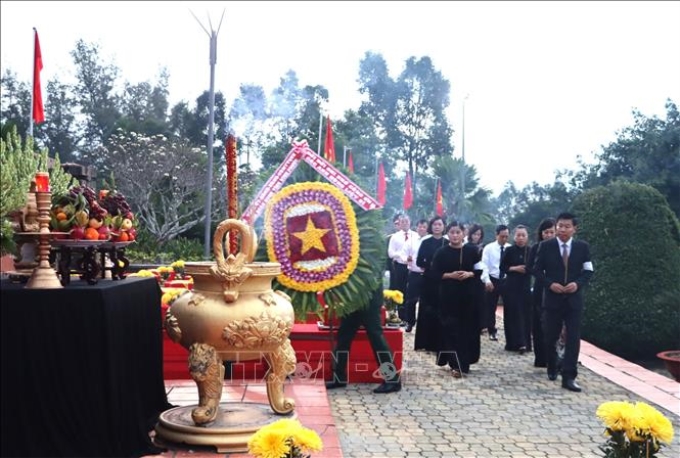 Lãnh đạo tỉnh Bình Phước dâng hương, lễ truy điệu và an táng 89 hài cốt liệt sỹ tại Nghĩa trang Liệt sỹ tỉnh. Ảnh: TTXVN phát