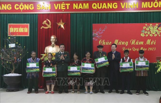 Thường trực Ban Bí thư Võ Văn Thưởng tặng quà cho bà con đồng bào biên giới huyện A Lưới.