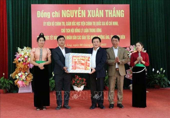 Đồng chí Nguyễn Xuân Thắng trao quà chúc mừng năm mới đến Đảng bộ, chính quyền xã Ẳng Tở (huyện Mường Ảng, tỉnh Điện Biên).