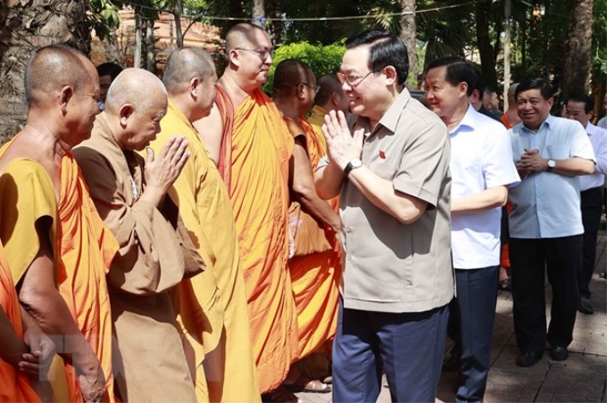 Chủ tịch Quốc hội Vương Đình Huệ với chư tăng Hội Đoàn kết sư sãi yêu nước tỉnh Sóc Trăng. (Ảnh: TTXVN)