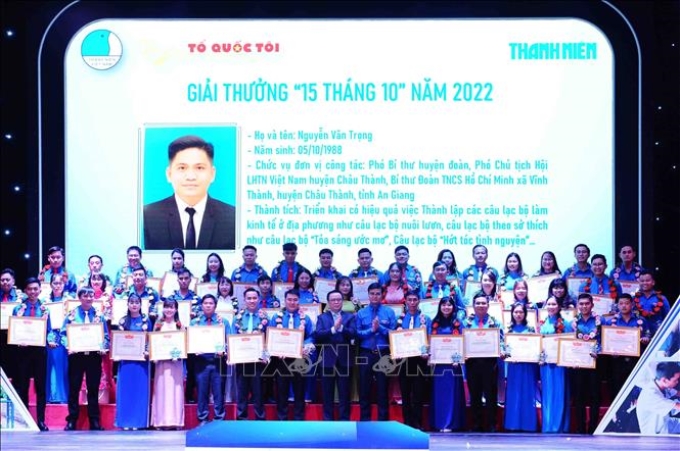 Bí thư thứ nhất Trung ương Đoàn Bùi Quang Huy trao Giải thưởng “15 Tháng 10” cho 55 cá nhân có thành tích xuất sắc, tiêu biểu trong công tác Hội và phong trào thanh niên, ngày 14/10/2022. Ảnh minh họa: Minh Đức/TTXVN