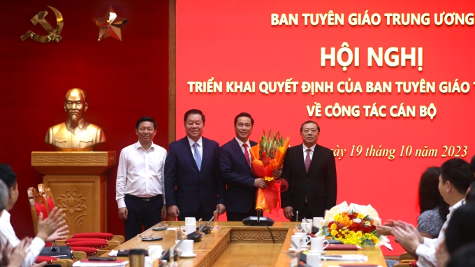 Lãnh đạo Ban Tuyên giáo Trung ương tặng hoa chúc mừng đồng chí Nguyễn Công Dũng.  (Ảnh: TA)