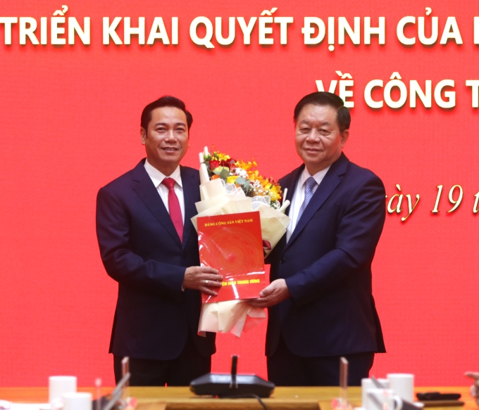 Đồng chí Nguyễn Trọng Nghĩa, Bí thư Trung ương Đảng, Trưởng ban Tuyên giáo Trung ương tặng hoa và trao quyết định cho đồng chí Nguyễn Công Dũng.