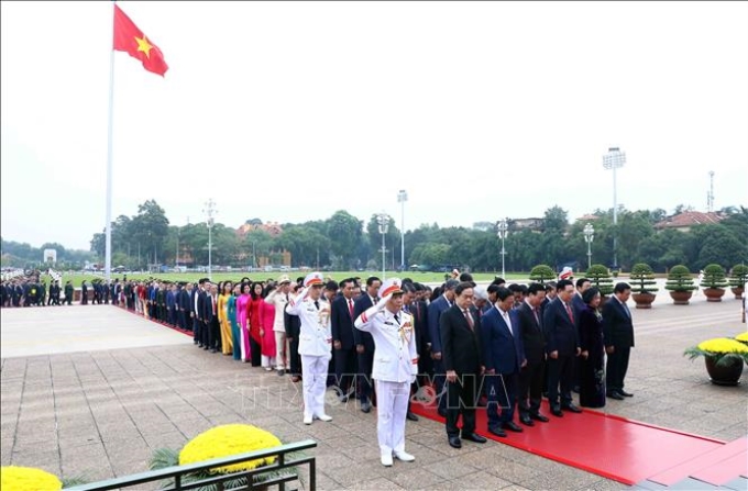 Lãnh đạo Đảng, Nhà nước và đại biểu Quốc hội tưởng niệm Chủ tịch Hồ Chí Minh. Ảnh: Phạm Kiên/TTXVN