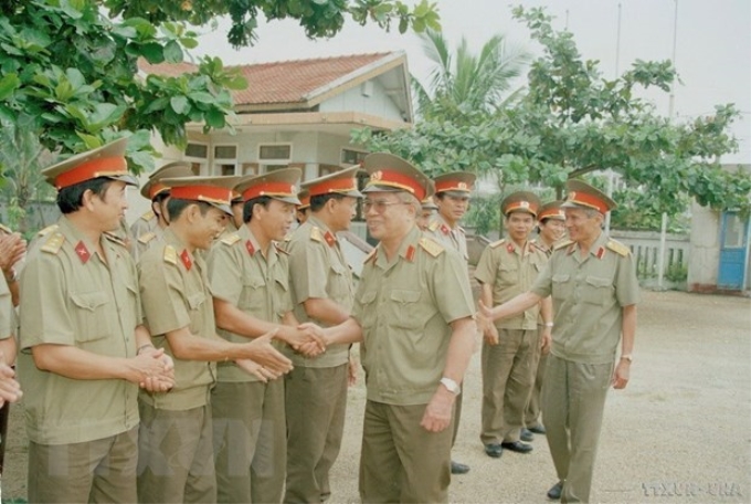 Đại tướng, Bộ trưởng Quốc phòng Đoàn Khuê thăm và làm việc tại Quân khu 5 (năm 1996). (Ảnh: TTXVN)