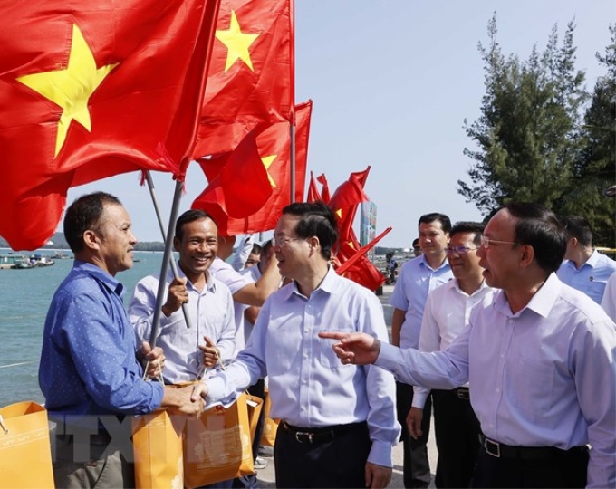 Chủ tịch nước Võ Văn Thưởng nói chuyện với ngư dân huyện đảo Cô Tô, tỉnh Quảng Ninh. (Ảnh: Thống Nhất/TTXVN)