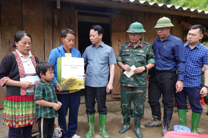 Bí thư Tỉnh ủy Yên Bái Đỗ Đức Duy trao quà hỗ trợ động viên vợ chồng anh Cứ A Sinh ở xã Khao Mang - là gia đình có 2 cháu nhỏ thiệt mạng trong đợt mưa lũ. Ảnh: Tuấn Anh/TTXVN