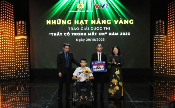 Thứ trưởng Ngô Thị Minh và Chủ tịch Công đoàn Giáo dục Việt Nam Nguyễn Ngọc ân trao giải cho tác giả và nhân vật đoạt giải đặc biệt.