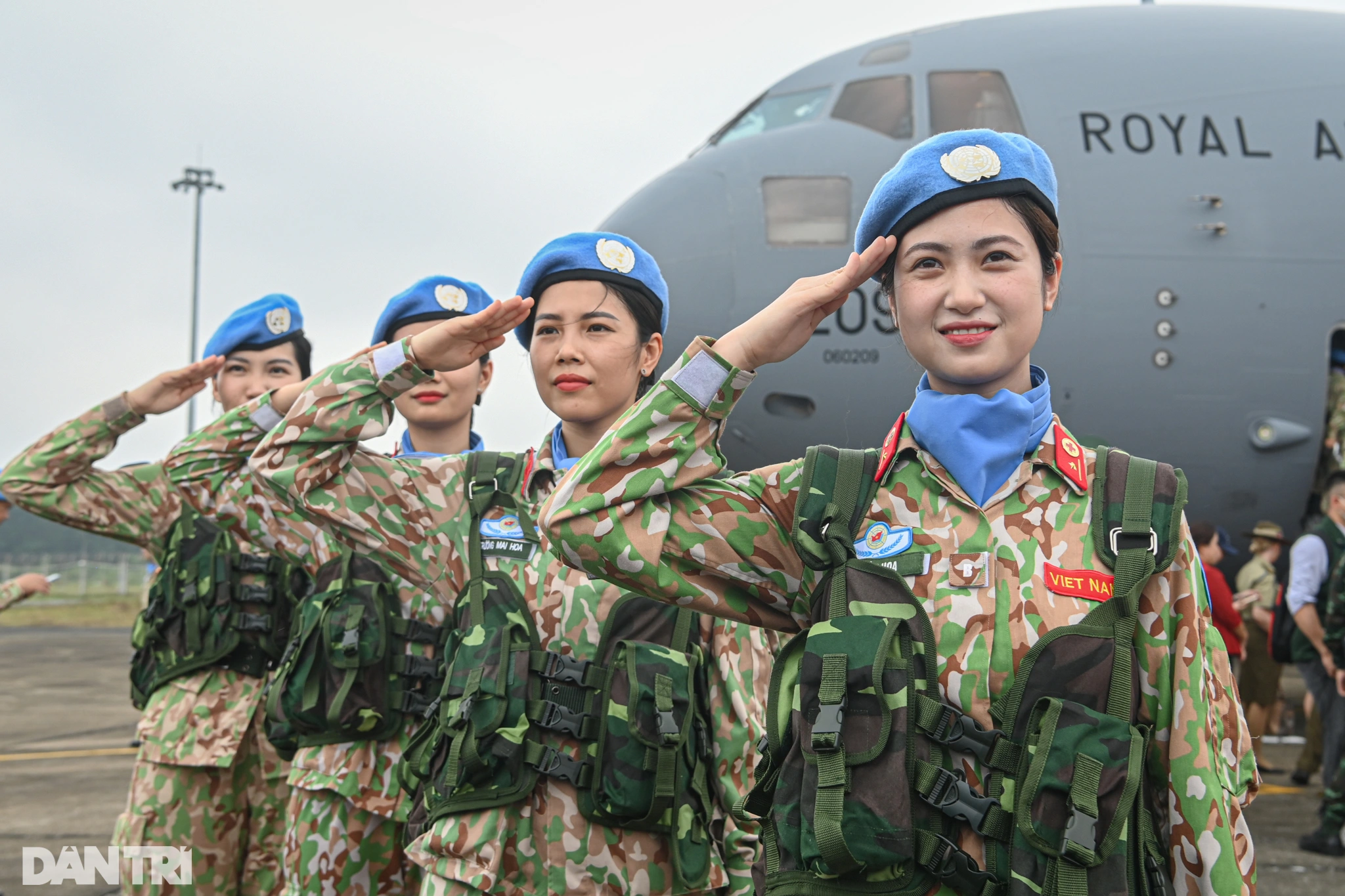 Các chiến sỹ nữ Đội Công binh Việt Nam lên đường làm nhiệm vụ quốc tế.