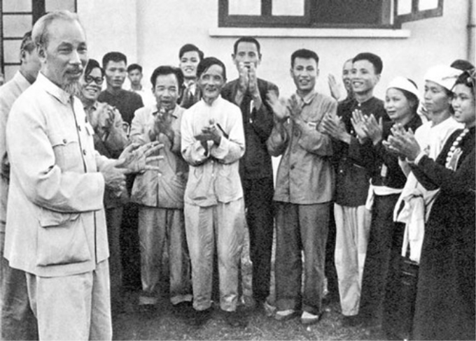 Chủ tịch Hồ Chí Minh nói chuyện với Anh hùng và Chiến sĩ thi đua nông nghiệp năm 1957 - Nguồn: sggp.org.vn