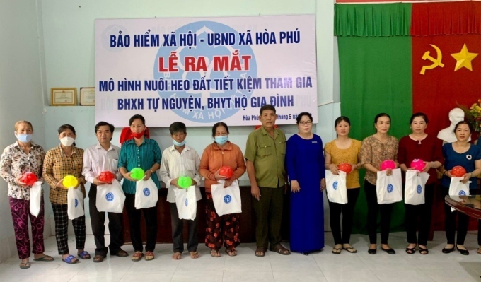 BHXH huyện Châu Thành, Long an phối hợp với UBND xã Hòa Phú ra mắt mô hình Nuôi heo đất tiết kiệm tham gia BHXH tự nguyện,  BHYT hộ gia đình.