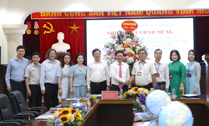 Đồng chí Trần Thanh Lâm chúc mừng cán bộ, nhân viên Nhà xuất bản Tài nguyên môi trường và Bản đồ Việt Nam.