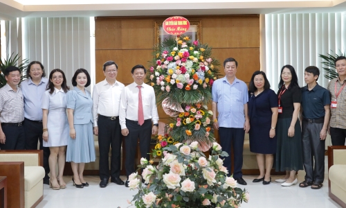 Phó Trưởng ban Tuyên giáo Trung ương Trần Thanh Lâm đến thăm và chúc mừng một số Nhà xuất bản