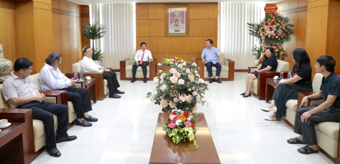 Phó Trưởng ban Tuyên giáo Trung ương Trần Thanh Lâm cùng Đoàn công tác của Ban Tuyên giáo Trung ương chúc mừng Nhà xuất bản Chính trị Quốc gia Sự thật.