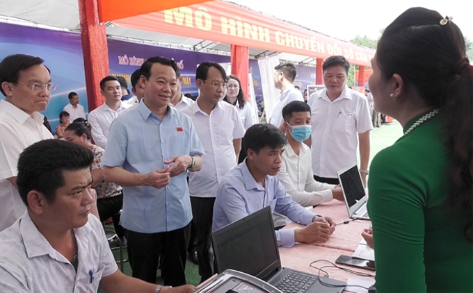 Đồng chí Đỗ Đức Duy, Ủy viên Trung ương Đảng, Bí thư Tỉnh ủy Yên Bái tham quan triển lãm chuyển đổi số tỉnh.