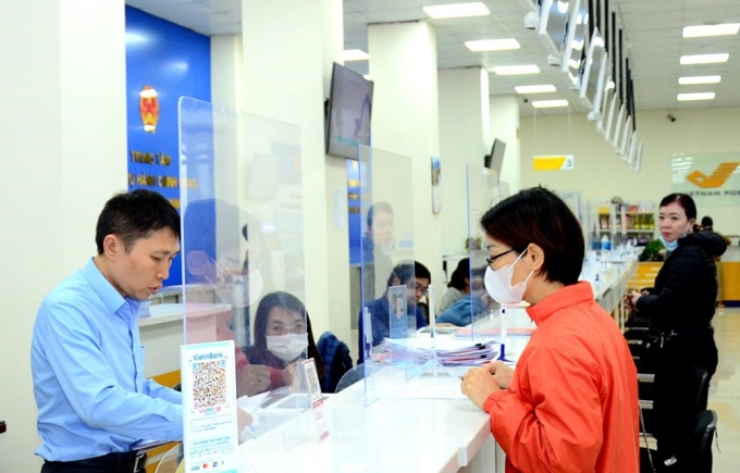 Cán bộ tại Trung tâm Phục vụ hành chính công tỉnh Tuyên Quang vừa tiếp nhận hồ sơ trực tiếp, vừa sẵn sàng hướng dẫn, hỗ trợ người dân thực hiện trên cổng DVC trực tuyến.
