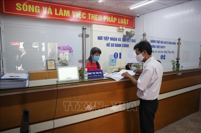 Người dân làm các thủ tục hành chính tại phường Cầu Dền, quận Hai Bà Trưng, thành phố Hà Nội. Ảnh minh họa: Mạnh Khánh/TTXVN