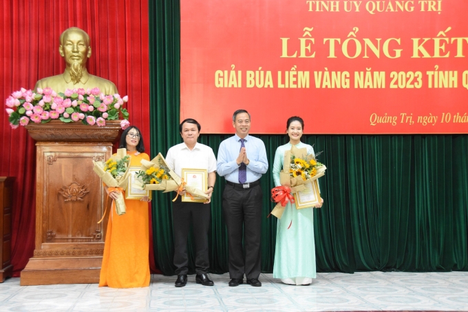 Đồng chí Nguyễn Đăng Quang, Phó Bí thư Thường trực tỉnh ủy Quảng Trị trao giải nhất cho các tập thể và cá nhân đạt giải