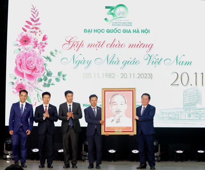 Trưởng ban Tuyên giáo Trung ương Nguyễn Trọng Nghĩa tặng bức tranh Chủ tịch Hồ Chí Minh cho Đại học Quốc gia Hà Nội. (Ảnh: TA)