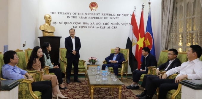 Đoàn tới thăm và nói chuyện với cán bộ Đại sứ quán và đại diện cộng đồng người Việt Nam tại Ai Cập.