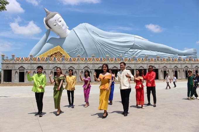 Các bạn trẻ dân tộc Khmer tập múa tại chùa Khleang.