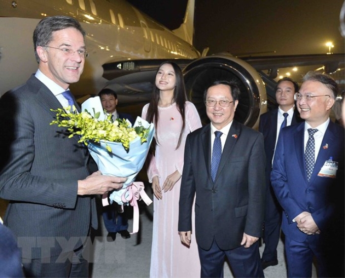 Bộ trưởng Bộ Khoa học và Công nghệ Huỳnh Thành Đạt, Đại sứ Việt Nam tại Hà Lan Ngô Hướng Nam đón Thủ tướng Hà Lan Mark Rutte tại Sân bay Quốc tế Nội Bài. (Ảnh: Minh Đức/TTXVN)
