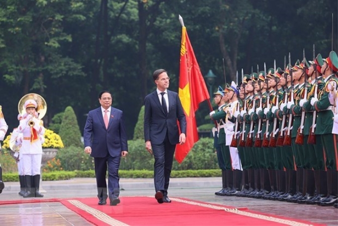 Thủ tướng Phạm Minh Chính và Thủ tướng Hà Lan Mark Rutte duyệt Đội Danh dự Quân đội Nhân dân Việt Nam. (Ảnh: Dương Giang/TTXVN)