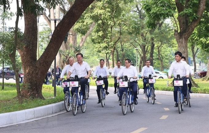 Thủ tướng Phạm Minh Chính và Thủ tướng Hà Lan Mark Rutte đạp xe tham quan Hà Nội. (Ảnh: Dương Giang/TTXVN)